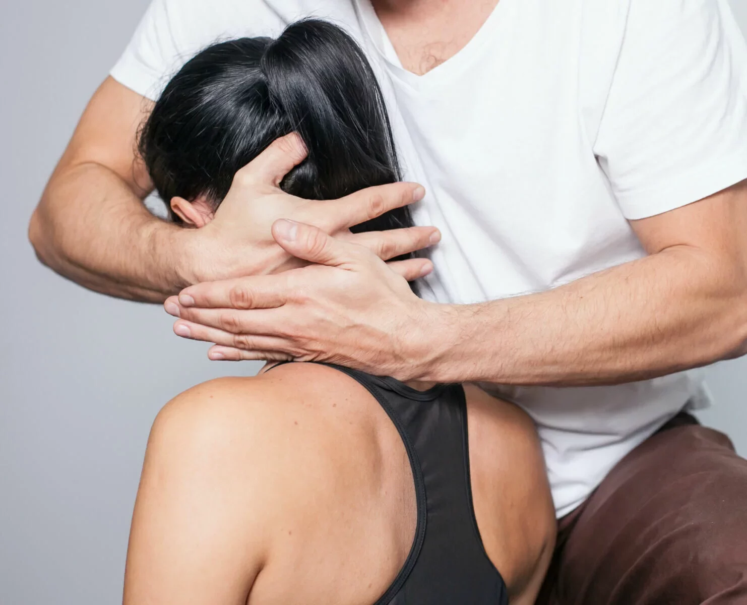 Physiotherapeut führt manuelle Nackenbehandlung durch – Krankengymnastik in Karlsruhe zur Linderung von Verspannungen